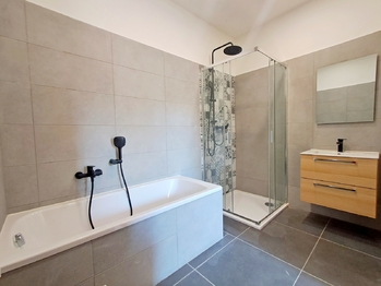 Byt 2+kk, Masarykovo náměstí, Police nad Metují - koupelna - Pronájem bytu 2+kk v osobním vlastnictví 61 m², Police nad Metují