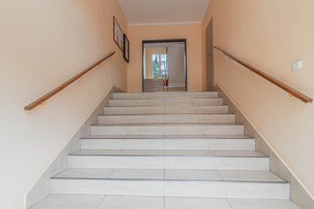 Schodiště - Prodej bytu 3+1 v osobním vlastnictví 72 m², Praha 10 - Záběhlice