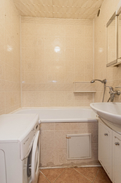 Koupelna - Prodej bytu 3+1 v osobním vlastnictví 72 m², Praha 10 - Záběhlice