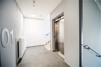 VÝTAH BYTOVÉHO DOMU - Pronájem kancelářských prostor 91 m², Praha 9 - Vysočany