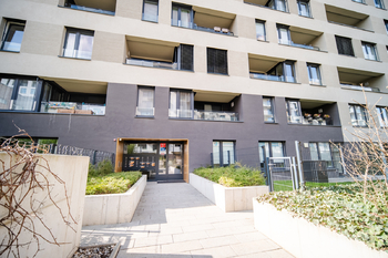 BYTOVÝ DŮM PECHMANOVÝCH - VSTUP DO DOMU - Pronájem kancelářských prostor 91 m², Praha 9 - Vysočany