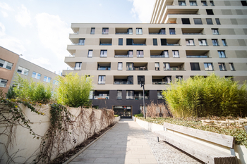 BYTOVÝ DŮM PECHMANOVÝCH - VSTUP DO DOMU - Pronájem kancelářských prostor 91 m², Praha 9 - Vysočany