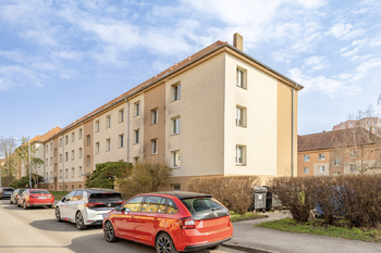 Pohled na dům z ulice Studentská - Prodej bytu 3+1 v osobním vlastnictví 73 m², Mělník