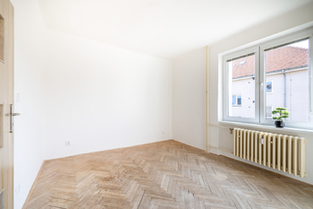 Pokoj - Prodej bytu 3+1 v osobním vlastnictví 73 m², Mělník