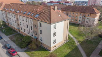 Pohled na dům z ulice Studentská - Prodej bytu 3+1 v osobním vlastnictví 73 m², Mělník