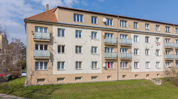 Pohled na dům z parku mezi domy - Prodej bytu 3+1 v osobním vlastnictví 73 m², Mělník 