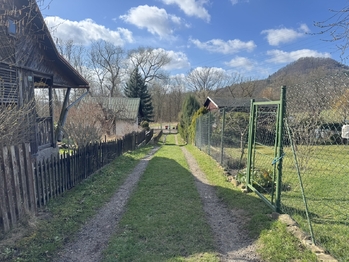 příjezd od brány - Prodej pozemku 366 m², Děčín