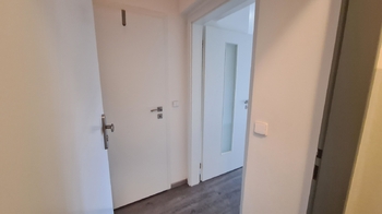 Pohled na vstupní chodbu bytu - Pronájem bytu 1+kk v osobním vlastnictví 26 m², Příbram