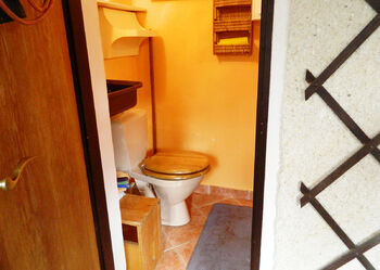 WC s umyvadlem. - Prodej chaty / chalupy 76 m², Cheb