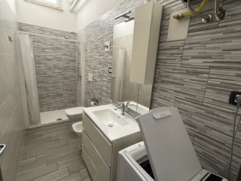 Koupelna - Prodej bytu 2+kk v osobním vlastnictví 57 m², Silvi