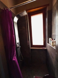 okno v koupelně - Prodej bytu 1+kk v osobním vlastnictví 28 m², Montesilvano