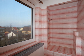 Koupelna v patře - Prodej domu 177 m², Krásná Hora nad Vltavou