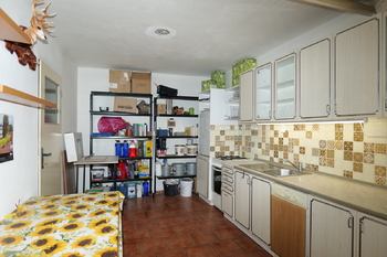 Kuchyně v suterénu - Prodej domu 177 m², Krásná Hora nad Vltavou