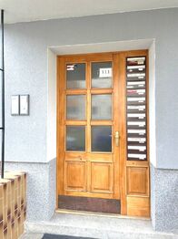 vchod do domu - Prodej bytu 1+1 v osobním vlastnictví 33 m², Pardubice