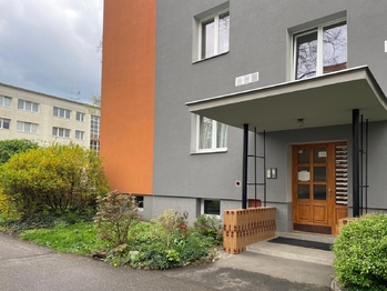 vstup do domu - Prodej bytu 1+1 v osobním vlastnictví 36 m², Pardubice