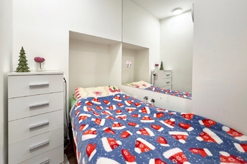 Šatna, dnes využívaná jako ložnice - Prodej bytu 2+1 v osobním vlastnictví 72 m², Praha 4 - Michle