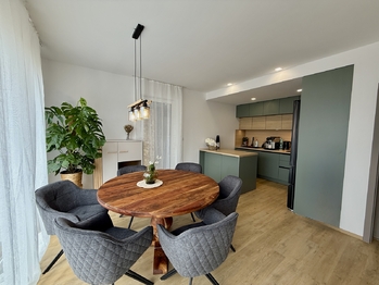 jídelní kout propojený s kuchyní - Prodej domu 95 m², Prachatice