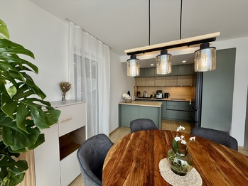 jídelní kout propojený s kuchyní - Prodej domu 95 m², Prachatice