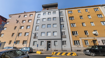 Pohled na dům z ulice - Pronájem bytu 1+kk v družstevním vlastnictví 27 m², Praha 9 - Libeň