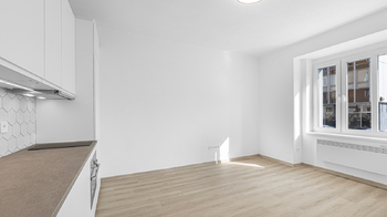 Obývací pokoj s kuchyňskou linkou - Pronájem bytu 1+kk v družstevním vlastnictví 27 m², Praha 9 - Libeň