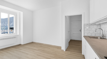 Pohled z obývacího pokoje do vstupní chodby - Pronájem bytu 1+kk v družstevním vlastnictví 27 m², Praha 9 - Libeň