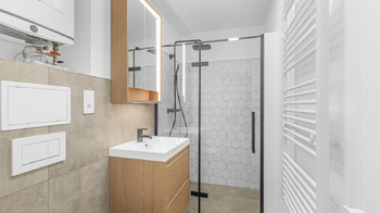 Koupelna bytu  - Pronájem bytu 1+kk v družstevním vlastnictví 27 m², Praha 9 - Libeň