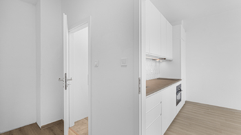 Pohled ze vstupní chodby - Pronájem bytu 1+kk v družstevním vlastnictví 27 m², Praha 9 - Libeň