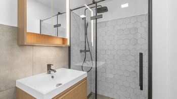 Detail koupelny - Pronájem bytu 1+kk v družstevním vlastnictví 27 m², Praha 9 - Libeň