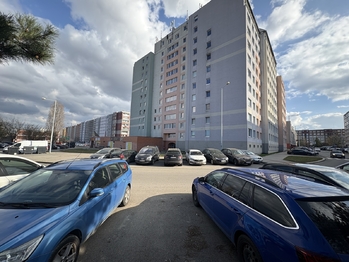 Venkovní pohled na dům - Prodej bytu 1+kk v osobním vlastnictví 36 m², Praha 5 - Stodůlky