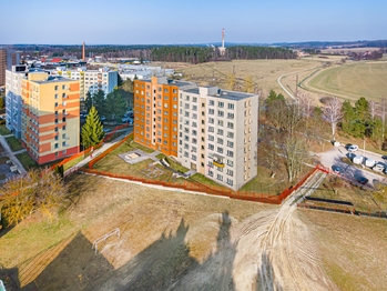 Pohled na dům. - Pronájem bytu 1+1 v osobním vlastnictví 44 m², Jindřichův Hradec 
