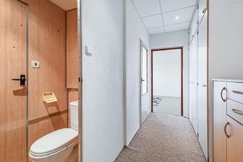 Chodba + toaleta. - Pronájem bytu 1+1 v osobním vlastnictví 44 m², Jindřichův Hradec