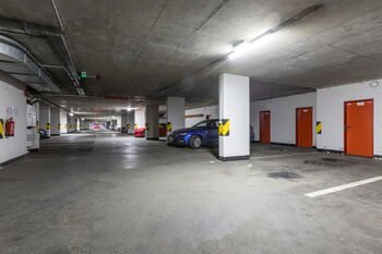 Garáže - Pronájem bytu 3+kk v osobním vlastnictví 86 m², Praha 9 - Vysočany