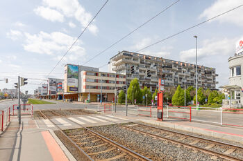 Pohled na dům - Pronájem bytu 3+kk v osobním vlastnictví 86 m², Praha 9 - Vysočany