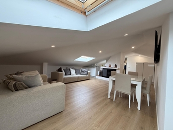 obývací pokoj s krbem - Prodej bytu 3+kk v osobním vlastnictví 133 m², Silvi