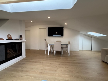 obývací pokoj s krbem - Prodej bytu 3+kk v osobním vlastnictví 133 m², Silvi