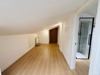 pohled z chodby do koupelny - Prodej bytu 3+kk v osobním vlastnictví 133 m², Silvi