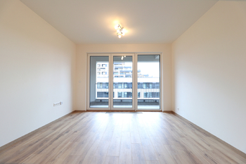 Obývací pokoj - Pronájem bytu 1+kk v osobním vlastnictví 35 m², Praha 9 - Hloubětín