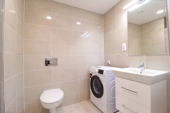 Koupelna - Pronájem bytu 1+kk v osobním vlastnictví 35 m², Praha 9 - Hloubětín