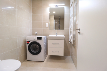 Koupelna - Pronájem bytu 1+kk v osobním vlastnictví 35 m², Praha 9 - Hloubětín