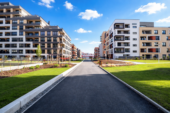 Okolí bytového domu - Pronájem bytu 1+kk v osobním vlastnictví 35 m², Praha 9 - Hloubětín