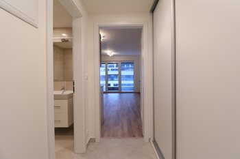 Předsíň - Pronájem bytu 1+kk v osobním vlastnictví 30 m², Praha 9 - Hloubětín