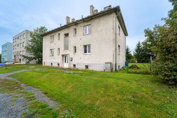 Pohled na dům - Prodej bytu 3+1 v osobním vlastnictví 58 m², Bečváry