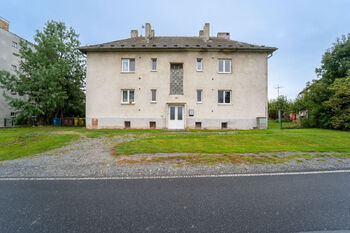 Pohled na dům - Prodej bytu 3+1 v osobním vlastnictví 58 m², Bečváry