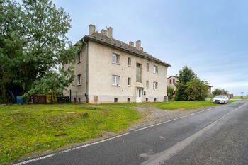 Pohled na dům - Prodej bytu 3+1 v osobním vlastnictví 58 m², Bečváry