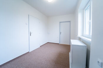 Dětský pokoj/pracovna - Prodej bytu 3+1 v osobním vlastnictví 58 m², Bečváry