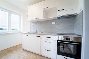 Samostatná kuchyně - Prodej bytu 3+1 v osobním vlastnictví 58 m², Bečváry