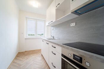 Samostatná kuchyně - Prodej bytu 3+1 v osobním vlastnictví 58 m², Bečváry