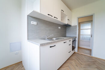Samostatná kuchyně - Prodej bytu 3+1 v osobním vlastnictví 58 m², Bečváry