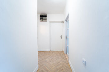 Vstupní chodba s úložnými prostory - Prodej bytu 3+1 v osobním vlastnictví 58 m², Bečváry