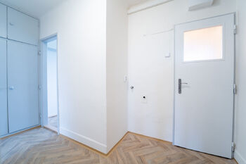 Vstupní chodba s úložnými prostory - Prodej bytu 3+1 v osobním vlastnictví 58 m², Bečváry